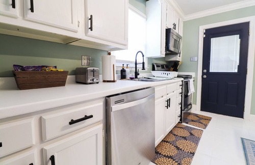 Greensboro House | ⭐️ Amelia’s Retreat ⭐️ @ Greensboro 🐕🏥🏙🏊‍♀️🛍🍔🥂 Close