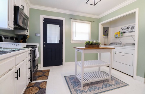 Greensboro House | ⭐️ Amelia’s Retreat ⭐️ @ Greensboro 🐕🏥🏙🏊‍♀️🛍🍔🥂 Close