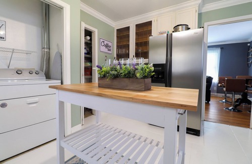 Greensboro House | ⭐️ Amelia’s Retreat ⭐️ @ Greensboro 🐕🏥🏙🏊‍♀️🛍🍔🥂 Close