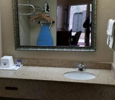 Memphis Hotel | Americas Best Value Inn I-240