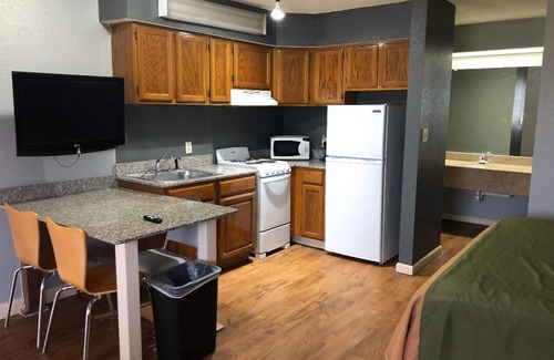 Yukon Hotel | Americas Best Value Inn & Suites Yukon Oklahoma City