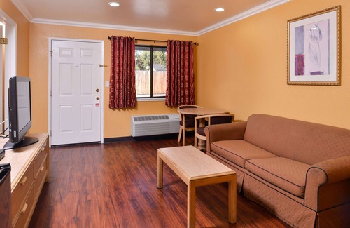 Clearlake Park Hotel | Americas Best Value Inn & Suites Clearlake Wine Country