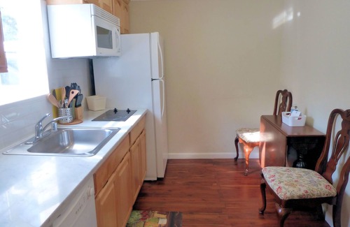 Jamestown Hotel | Americas Best Value Inn & Suites Royal Carriage