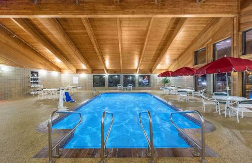 Okoboji Hotel | AmericInn by Wyndham Okoboji