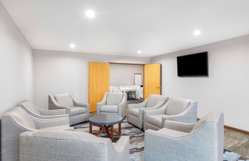 Pella Hotel | AmericInn by Wyndham Pella