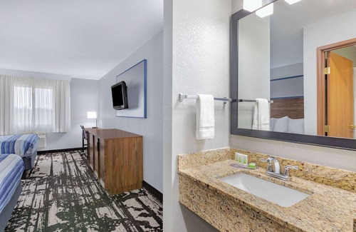 Pella Hotel | AmericInn by Wyndham Pella