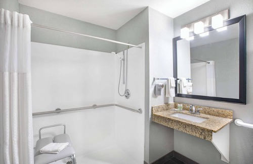 Pella Hotel | AmericInn by Wyndham Pella