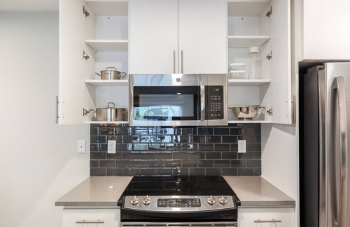 Old Mountain View Apartment | Ample DT Mountain View 2BR w/Pool, Gym, Parking, Patio, by Blueground