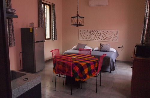 Zona Paseo Montejo Villa | Amplia Suite de 2R con Cocineta, Comedor, Patio y Mini Alberca Privada