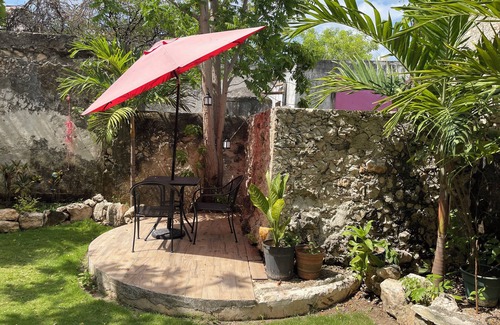 Zona Paseo Montejo Villa | Amplia Suite de 2R con Cocineta, Comedor, Patio y Mini Alberca Privada