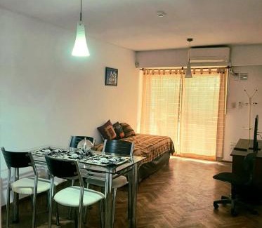 Centro Apartment | Amplio departamento a dos cuadras del río Paraná, a tres de la peatonal y a seis del Monumento a la Bandera. Ambiente familiar.