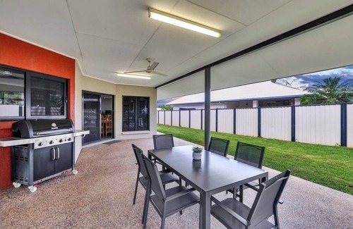 Johnston House | An enormous family home in quiet suburb