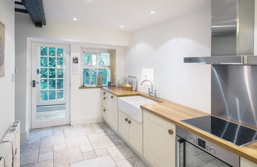 Middleham Cottage | An impressive cottage with beams and views of the Middleham Castle.