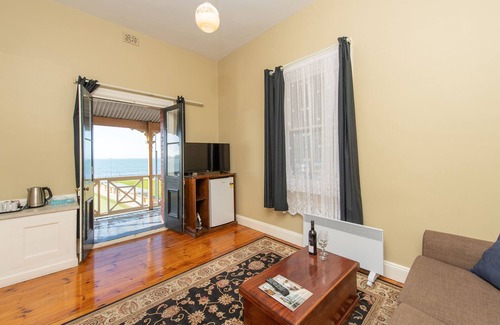 Victor Harbor Hotel | Anchorage Seafront Hotel