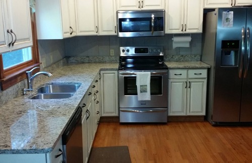 Seneca House | 😎Anchors Down Lakeside Retreat 15 min to Clemson🏈 Dock, Padle boat, Kayaks