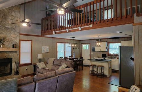 Seneca House | 😎Anchors Down Lakeside Retreat 15 min to Clemson🏈 Dock, Padle boat, Kayaks