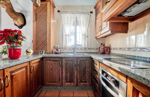 Penaflor House | Andalusian finca with charm welcomes you with swimming pool and mountain views.