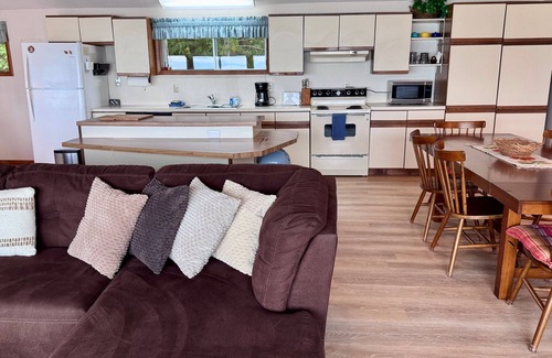 Glen Arbor House | Annex Pet Friendly Waterfront Cottage within walking distance to Glen Arbor!