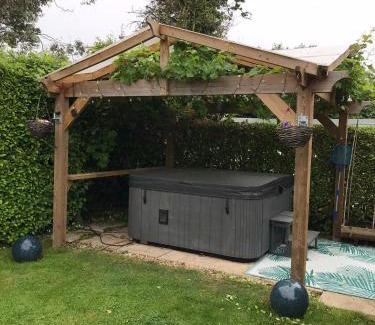 New Forest District Apartment | Annexe in lymington with private use of hot tub