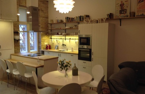 Inner City Budapest Apartment | Annie's Brand New 3 Bedrooms and 3 Bathrooms