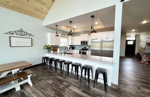 Lampe Cabin | Antelope Lodge ADA Lake View w/Pickleball Court!