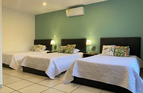 Roldanillo Bed & Breakfast | Antique cama King, Vista a montañas - A/C WiFi TV
