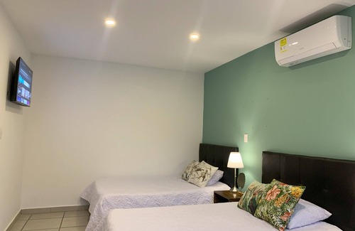 Roldanillo Bed & Breakfast | Antique cama King, Vista a montañas - A/C WiFi TV