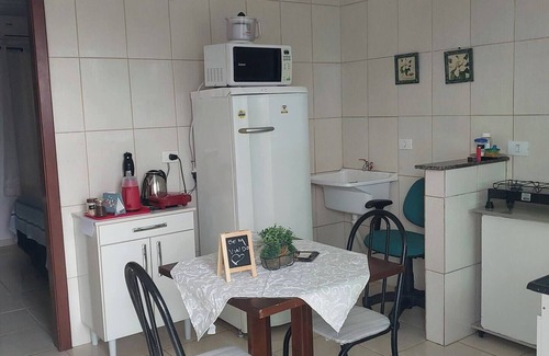 Maringa Apartment | Ap08 red space air conditioning Queen bed