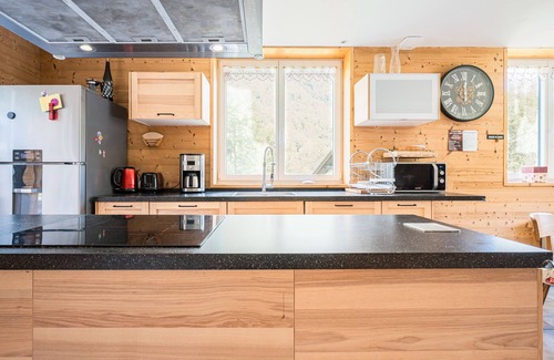 Saint-Colomban-des-Villards Apartment | Apartment 'Breizh Chalet - 14 Personnes' with Mountain View, Private Terrace and Wi-Fi
