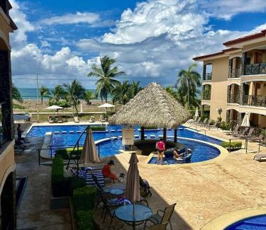 Barrio Los Villalobos Apartment | Apartamento de Lujo en Playa Jacó, Frente al Mar, Wifi, AC, Parqueo Privado y Piscinas