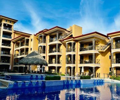 Barrio Los Villalobos Apartment | Apartamento de Lujo en Playa Jacó, Frente al Mar, Wifi, AC, Parqueo Privado y Piscinas