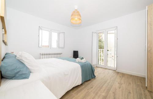 Ares Apartment | Apartamentos turísticos Praia de Seselle, terraza y jardín a un paso de la playa