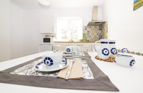 Ares Apartment | Apartamentos turísticos Praia de Seselle, terraza y jardín a un paso de la playa