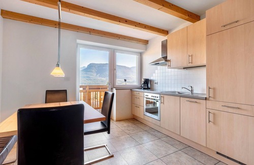 Termeno Sulla Strada del Vino Apartment | Apartment 'Kastelaz' with Mountain View, Shared Garden and Wi-Fi