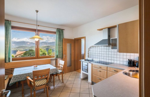 Caldaro Sulla Strada del Vino Apartment | Apartment 'Annenhof Spatz In Der Hand' with Mountain View, Shared Terrace and Wi-Fi