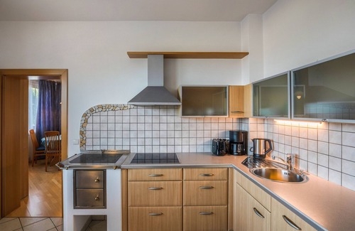 Caldaro Sulla Strada del Vino Apartment | Apartment 'Annenhof Spatz In Der Hand' with Mountain View, Shared Terrace and Wi-Fi