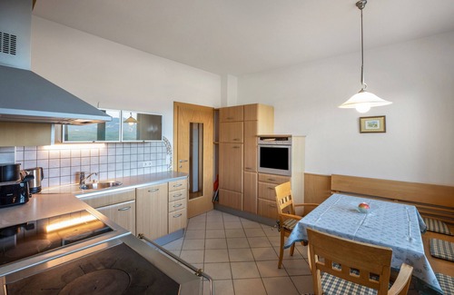 Caldaro Sulla Strada del Vino Apartment | Apartment 'Annenhof Spatz In Der Hand' with Mountain View, Shared Terrace and Wi-Fi