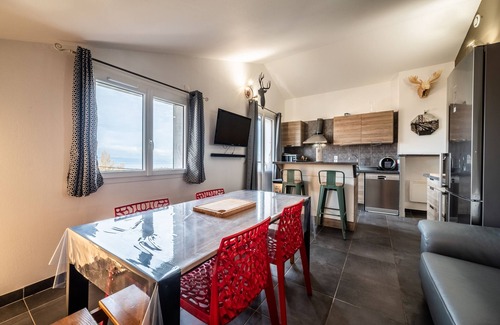 Allinges Apartment | Apartment 'Appartement Coté Lac' with Lake View, Air Conditioning