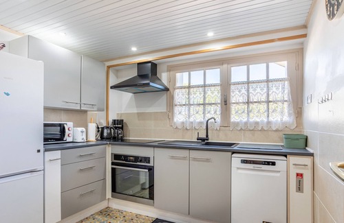 Challans Apartment | Apartment 'Appartement Entre Mer Et Marais' with Shared Terrace, Wi-Fi and Air Conditioning