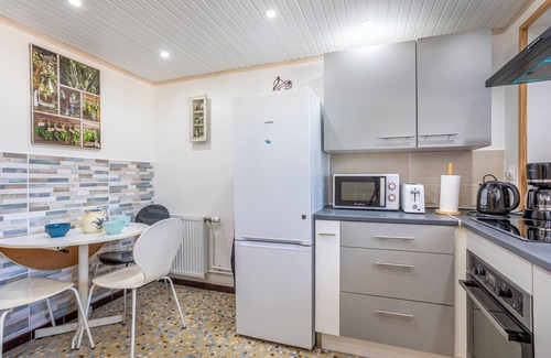 Challans Apartment | Apartment 'Appartement Entre Mer Et Marais' with Shared Terrace, Wi-Fi and Air Conditioning