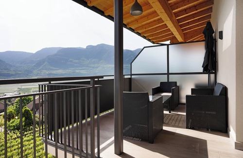 Tramin Apartment | Apartment 'Bacchushof Sauvignon' with Mountain View, Balcony and shared Pool