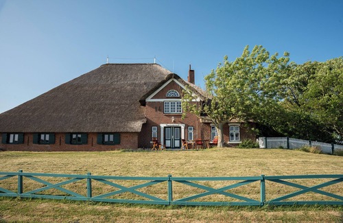 Westerhever Apartment | Apartment 'Bernstein' with Shared Terrace and Shared Garden