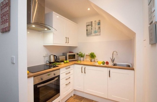 Eastleigh Apartment | Apartment close to Airport and transport links (2)