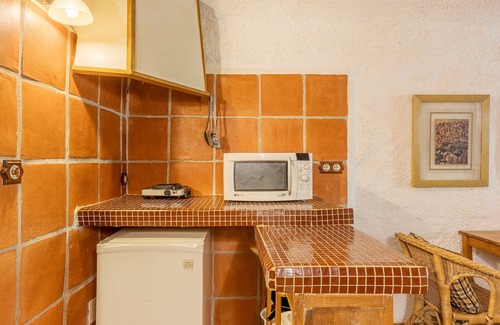 Guadix Apartment | Apartment 'Cueva Alba' with Mountain View, Shared Pool and Wi-Fi