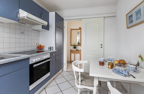 Schausende Apartment | Apartment 'Ferienwohnung Luv Und Lee' with Sea View, Balcony and Wi-Fi