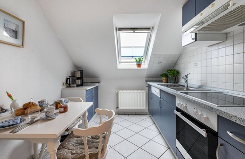 Schausende Apartment | Apartment 'Ferienwohnung Luv Und Lee' with Sea View, Balcony and Wi-Fi