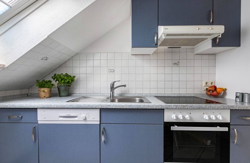 Schausende Apartment | Apartment 'Ferienwohnung Luv Und Lee' with Sea View, Balcony and Wi-Fi