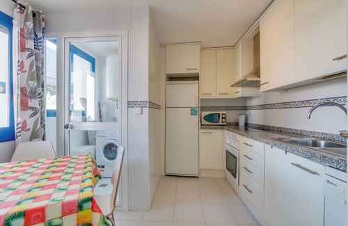 Castillo de Sabinillas Apartment | Apartment 'Duquesa Suites Golf and Gardens' with Shared Pool, Wi-Fi and Air Conditioning