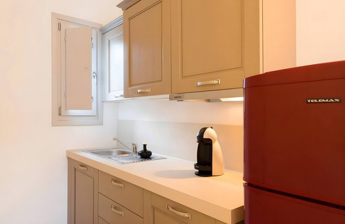 Psathi House | Apartment 'Echinousa Kimolos katoikia no5' with Mountain View, Wi-Fi and Air Conditioning