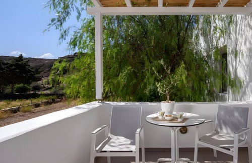 Psathi House | Apartment 'Echinousa Kimolos katoikia no5' with Mountain View, Wi-Fi and Air Conditioning